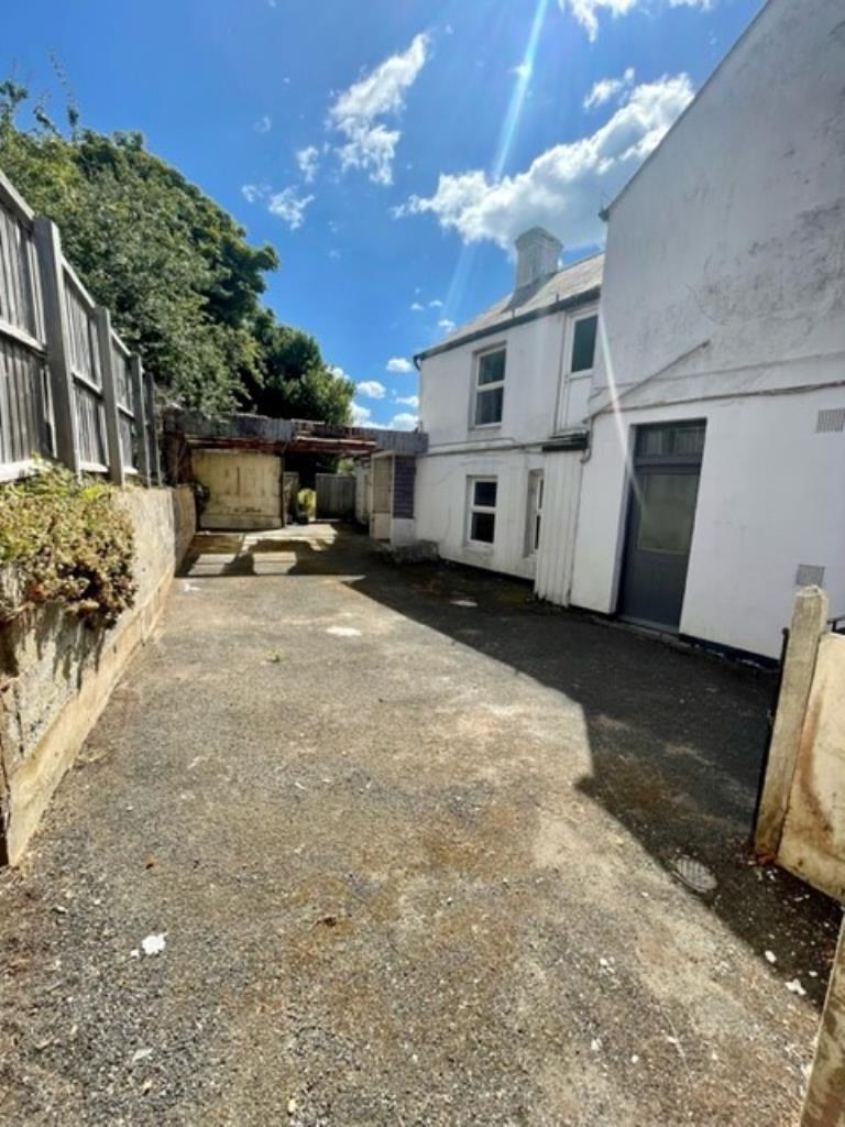 Lot: 108 - TOWN CENTRE FREEHOLD BUILDING COMPRISING TWO COMMERCIAL UNITS AND A LARGE MAISONETTE ON A PLOT WITH FURTHER POTENTIAL -
